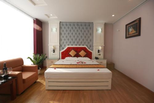 Postel nebo postele na pokoji v ubytování Kawasaki Hotel Cầu Giấy