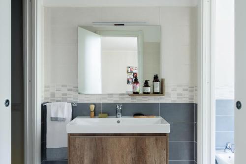 A bathroom at JOIVY Superb Flat with Home Office