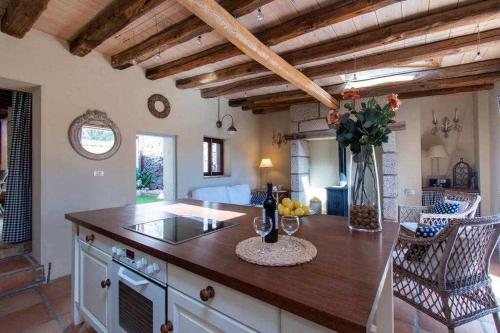 cocina con encimera con fregadero y mesa en Vilaflor La casita de campo, en Vilaflor