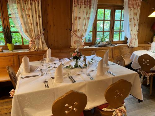 a dining room with a table with a white table cloth at Hotel Restaurant Le Petit Kohlberg in Lucelle