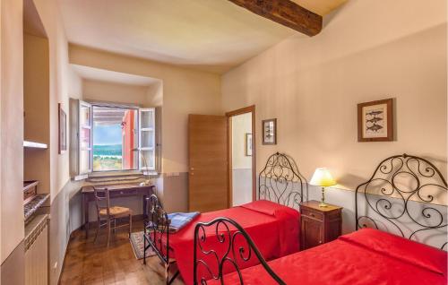 een slaapkamer met 2 bedden, een bureau en een raam bij Amazing Apartment In Carcegna Di Miasino No With Kitchen in Pettenasco