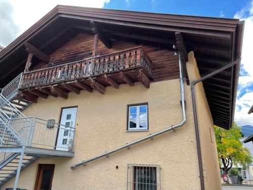 a house with a balcony on the side of it at Ferienwohnung Kaffeeduft in Reutte