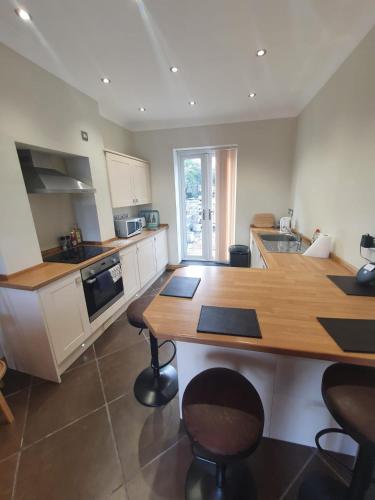 una cocina con mesa de madera y sillas. en St Annes, en Halifax