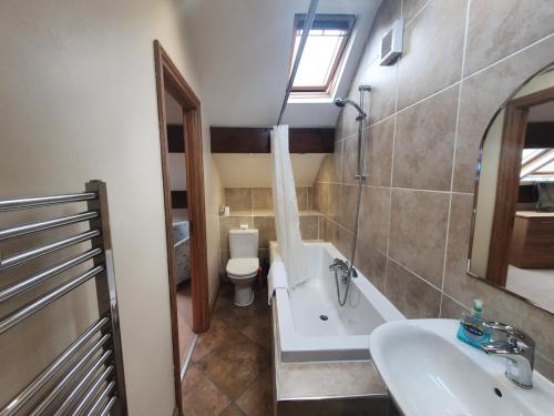 ein Badezimmer mit einem Waschbecken, einer Badewanne und einem WC in der Unterkunft St Annes in Halifax