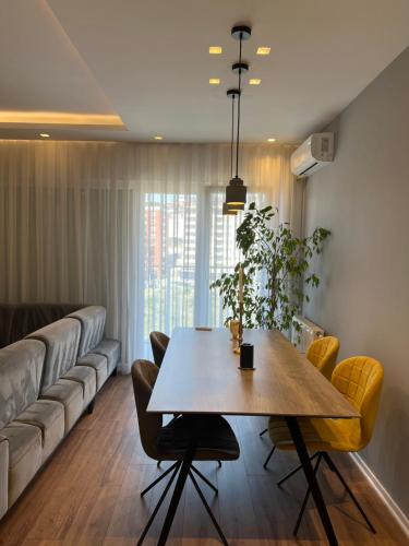 普里什蒂納的住宿－Ani’s apartment，客厅配有桌子和沙发