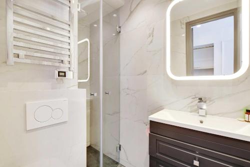 a bathroom with a sink and a mirror at Magnifique appartement - 2BR - 6P - Place de l'Etoile in Paris