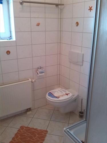 a bathroom with a toilet and a shower at Haus Blaue Welle App 13 inkl Strandkorb in der HS in Bansin