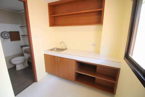 een badkamer met een wastafel en een toilet bij Rak Samui Residence in Bophut 