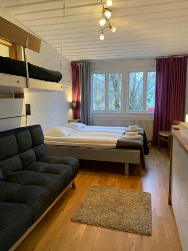 FjälkingeにあるIvögården Mat & Vingårdのベッドルーム(ベッド1台、ソファ付)