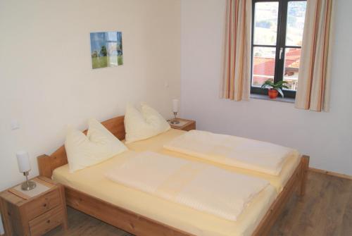 Postel nebo postele na pokoji v ubytování Ferienwohnung in ruhiger Lage, Garten - 1 SZ