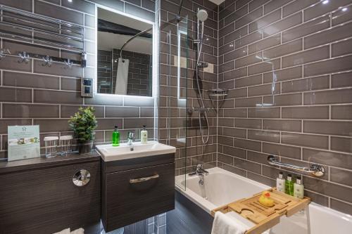 Ένα μπάνιο στο The George Hotel, Dorchester-on-Thames, Oxfordshire - The Coaching Inn Group