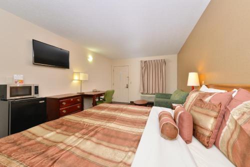 um quarto de hotel com uma cama e uma televisão em Americas Best Value Inn Near Downtown Nashville em Nashville