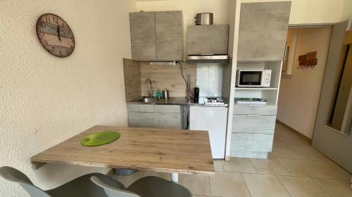 eine Küche mit einem Holztisch im Zimmer in der Unterkunft Superbe studio en hyper centre in Cavalaire-sur-Mer