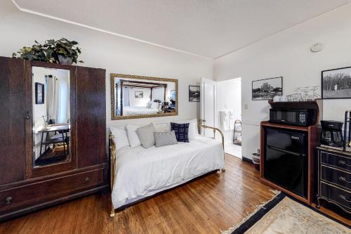 Schlafzimmer mit einem Bett und einem Spiegel in der Unterkunft Julia Metelmann in Santa Barbara
