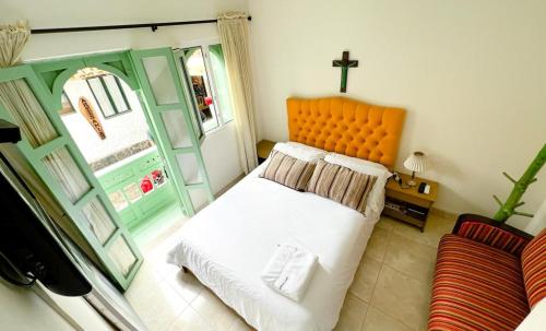 1 dormitorio con cama de color naranja y ventana en Apartamento Turístico Frailejones, en Duitama