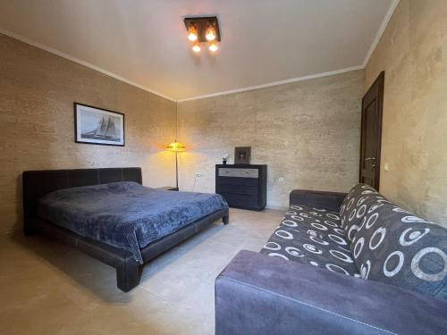 sypialnia z łóżkiem i kanapą w obiekcie Apartments Villa St. Bar w Barze