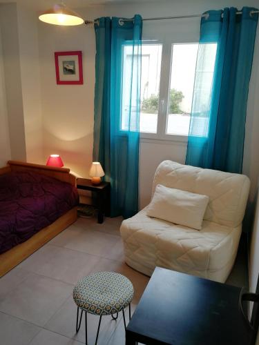 un salon avec un canapé et une chaise dans l'établissement La Côte Bleue, à Martigues