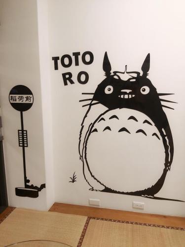 a room with a wall with a cartoon monster on it at 榛品包棟民宿 in Puli