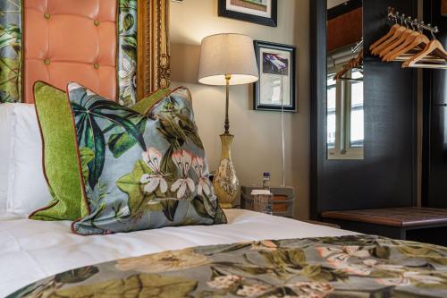 Ένα ή περισσότερα κρεβάτια σε δωμάτιο στο The George Hotel, Dorchester-on-Thames, Oxfordshire - The Coaching Inn Group