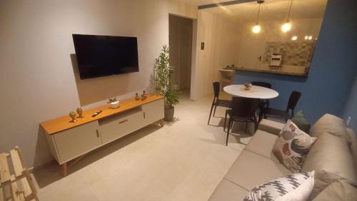 Televízia a/alebo spoločenská miestnosť v ubytovaní Lindo apartamento pé na areia em Cabo Gaibú prox Porto de galinhas