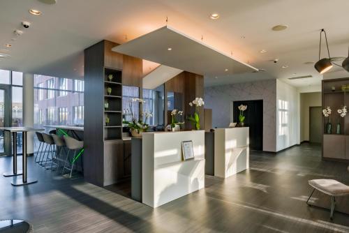 a lobby with a bar and a dining area at elaya hotel kevelaer in Kevelaer