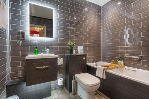 Ένα μπάνιο στο The George Hotel, Dorchester-on-Thames, Oxfordshire - The Coaching Inn Group