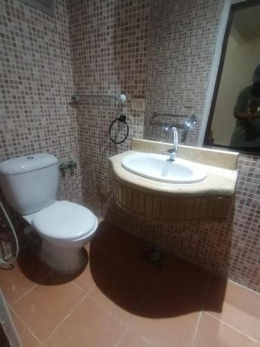 Ένα μπάνιο στο New Saint Catherine Hotel