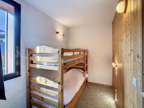 ラ・トゥッスイールにあるAppartement La Toussuire, 2 pièces, 5 personnes - FR-1-417-4の二段ベッド2組、窓が備わる客室です。