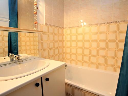 une salle de bain avec un lavabo et une baignoire dans l'établissement Studio cosy 4 pers. avec balcon sud, départ ski aux pieds, navette gratuite, à 600m des commerces - FR-1-417-8, à La Toussuire