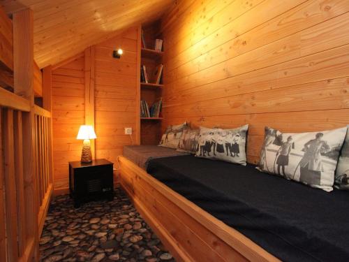 En eller flere senge i et værelse på Chalet de luxe avec piscine chauffée au pied des pistes - FR-1-417-6