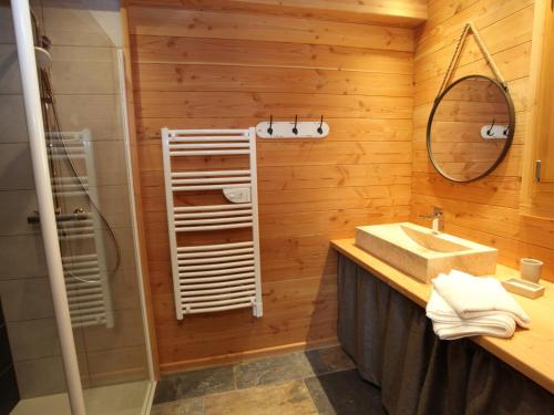 Et badeværelse på Chalet de luxe avec piscine chauffée au pied des pistes - FR-1-417-6