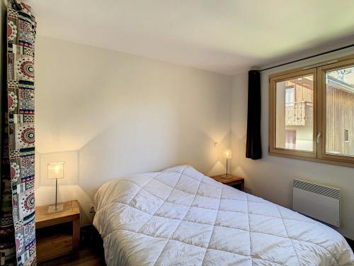une chambre avec un lit et une fenêtre dans l'établissement Appartement 2* 8 pers, proche télésiège, balcon sud, parking, commerces à proximité - FR-1-417-17, à La Toussuire