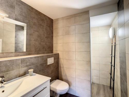une salle de bain avec toilettes et lavabo dans l'établissement Appartement 2* 8 pers, proche télésiège, balcon sud, parking, commerces à proximité - FR-1-417-17, à La Toussuire