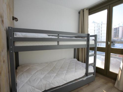 ラ・トゥッスイールにあるAppartement La Toussuire, 1 pièce, 5 personnes - FR-1-417-21の二段ベッド2組、窓が備わる客室です。