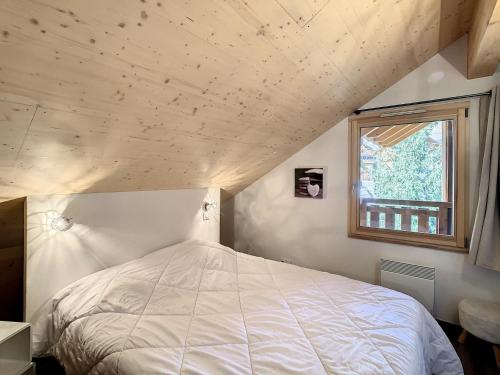 une chambre avec un lit et une fenêtre dans l'établissement Appartement spacieux 10 pers, 80 m², avec balcon sud, au pied des pistes à Fontcouverte-la-Toussuire - FR-1-417-38, à La Toussuire