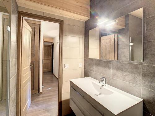 une salle de bain avec un lavabo et un miroir dans l'établissement Appartement spacieux 10 pers, 80 m², avec balcon sud, au pied des pistes à Fontcouverte-la-Toussuire - FR-1-417-38, à La Toussuire