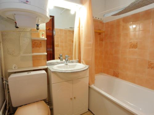 une salle de bain avec un lavabo, des toilettes et une baignoire dans l'établissement Studio cosy 4 pers avec terrasse au pied des pistes - FR-1-417-49, à La Toussuire
