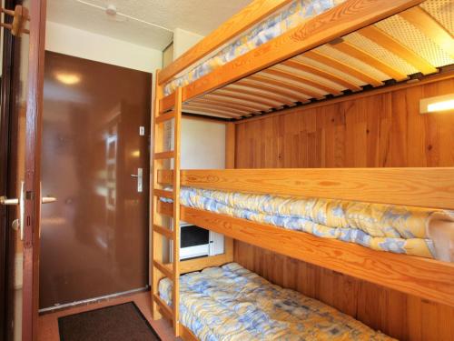 quelques lits superposés dans une chambre dans l'établissement Studio cosy 4 pers avec terrasse au pied des pistes - FR-1-417-49, à La Toussuire