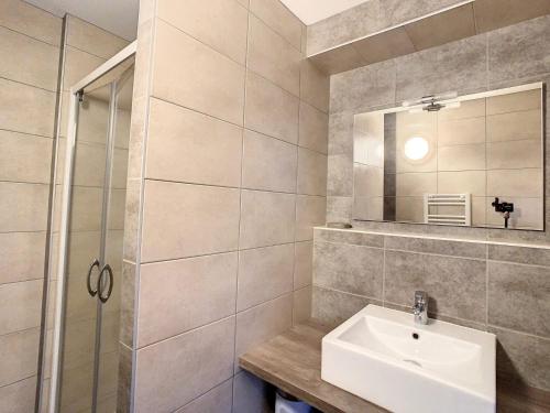 une salle de bain avec un lavabo et une douche dans l'établissement Appartement spacieux 2 étoiles, proche télésiège, 60m² pour 6 personnes, ensoleillé, parking inclus - FR-1-417-47, à La Toussuire