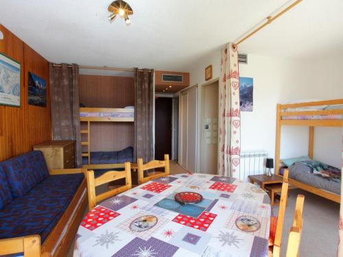 Appartement La Toussuire, 1 pièce, 6 personnes - FR-1-417-52にある二段ベッド