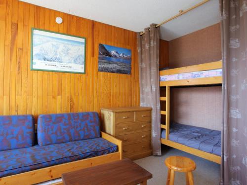 En eller flere senge i et værelse på Studio lumineux 6 pers. balcon sud, proche pistes - FR-1-417-52