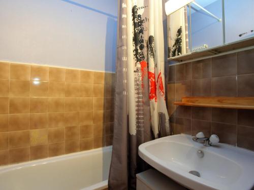 Et badeværelse på Studio lumineux 6 pers. balcon sud, proche pistes - FR-1-417-52