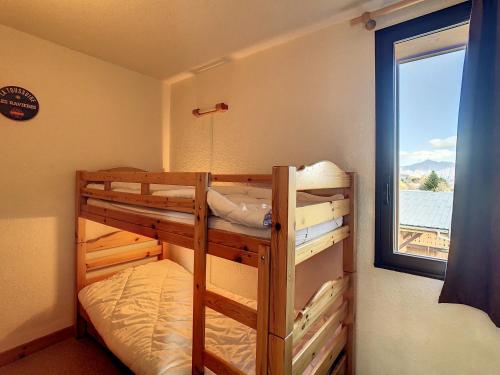ラ・トゥッスイールにあるAppartement La Toussuire, 2 pièces, 5 personnes - FR-1-417-54の窓付きの客室で、二段ベッド2台が備わります。