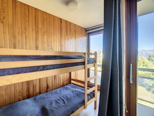 ラ・トゥッスイールにあるAppartement La Toussuire, 2 pièces, 4 personnes - FR-1-417-51のベッドルーム1室(二段ベッド2台、窓付)が備わります。