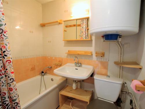 une salle de bain avec un lavabo, des toilettes et une baignoire dans l'établissement Studio cosy avec mezzanine, balcon sud proche télésiège, Fontcouverte-la-Toussuire - FR-1-417-53, à La Toussuire