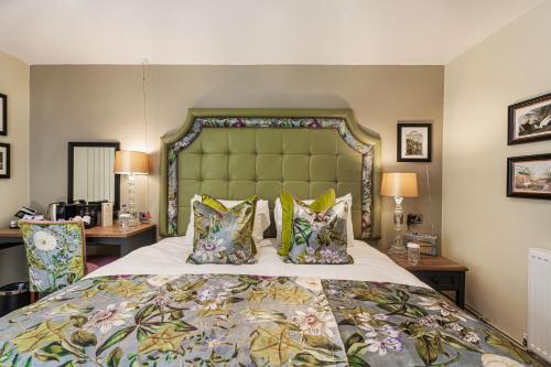 Ένα ή περισσότερα κρεβάτια σε δωμάτιο στο The George Hotel, Dorchester-on-Thames, Oxfordshire - The Coaching Inn Group