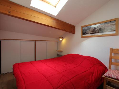 ラ・トゥッスイールにあるAppartement La Toussuire, 3 pièces, 4 personnes - FR-1-417-67の赤いベッドと天窓付きのベッドルーム1室