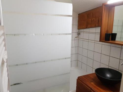 une salle de bain avec un lavabo et une baignoire dans l'établissement Charmant Appartement Rénové pour 4 Pers avec Balcon Sud près des Pistes et Commerces - FR-1-417-67, à La Toussuire