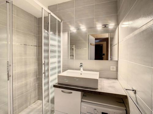 une salle de bain blanche avec un lavabo et une douche dans l'établissement Studio rénové 2 étoiles, 4 pers, parking, La Toussuire - FR-1-417-112, à La Toussuire