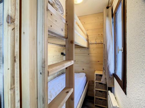 Cette petite maison comprend des lits superposés. dans l'établissement Studio rénové 2 étoiles, 4 pers, parking, La Toussuire - FR-1-417-112, à La Toussuire